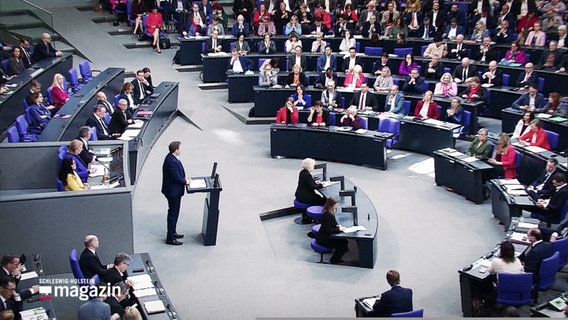 Ein Abgeordneter spricht im Bundestag. © Screenshot 