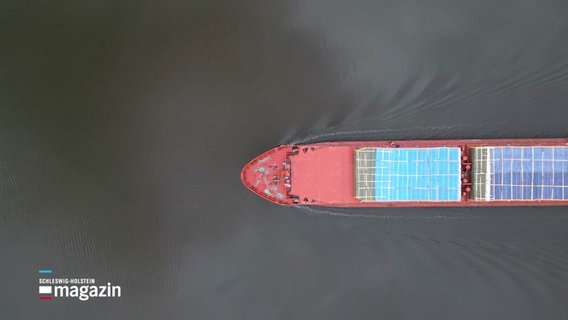 Ein Schiff fährt auf dem Nord-Ostsee-Kanal. © Screenshot 