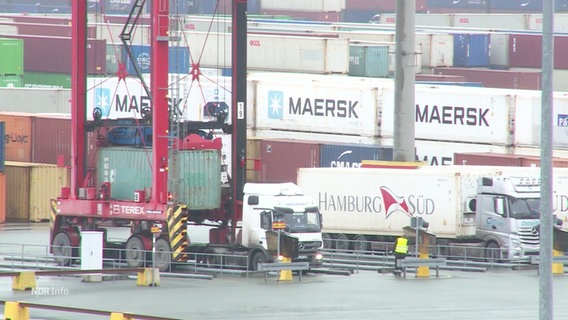 In einem Hafenterminal wird ein Container von einem LKW abgeladen. © Screenshot 