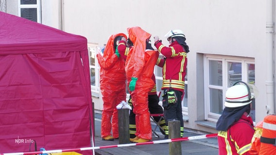 Rettungskräfte in ABC-Schutzanzügen. © Screenshot 