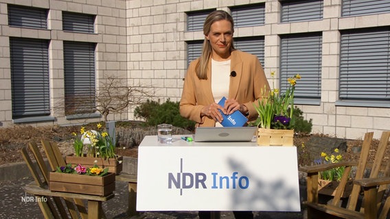 Juliane Möcklinghoff moderiert NDR Info. © Screenshot 