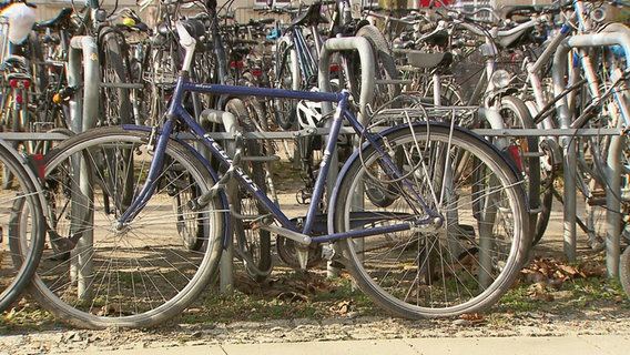 Ein Fahrad steht an einer Fahrradabstellanlage. © Screenshot 