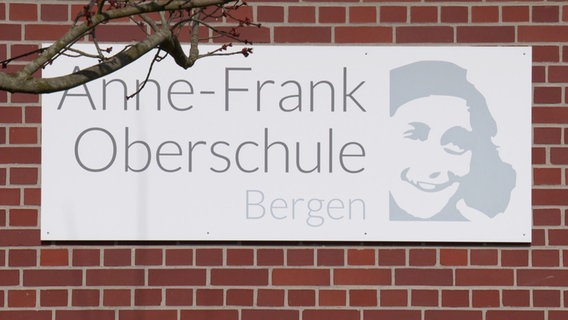 Das Fassadenschil der Anne-Frank-Oberschule. © Screenshot 