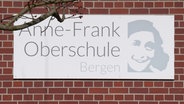 Das Fassadenschil der Anne-Frank-Oberschule. © Screenshot 