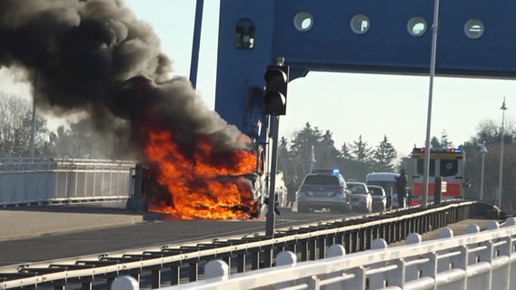 Auf einer Brücke steht ein brennendes Auto. © Screenshot 