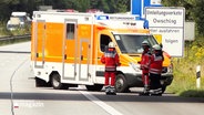 Ein Rettungswagen und Einsatzkräfte auf der Autobahn © Screenshot 