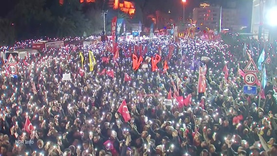 Eine Menschenmenge protestiert in Istanbul. © Screenshot 