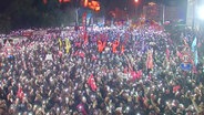 Eine Menschenmenge protestiert in Istanbul. © Screenshot 