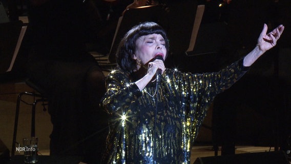 Mireille Mathieu sing auf der Bühne © Screenshot 