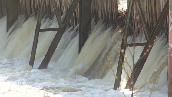 Wasser fließt durch eine Schleuse. © Screenshot 