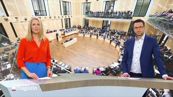 Gabi Lüeße und Christopher Scheffelmeier moderieren das Schleswig-Holstein Magazin. © Screenshot 