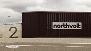 Ein Zaun mit dem northvolt-Logo © Screenshot 