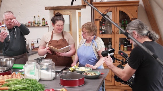 Mehrere Menschen kochen zusammen. © Screenshot 