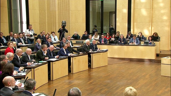 Mitglieder des Bundesrats sitzen in einer Versammlung. © Screenshot 