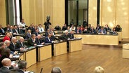 Mitglieder des Bundesrats sitzen in einer Versammlung. © Screenshot 