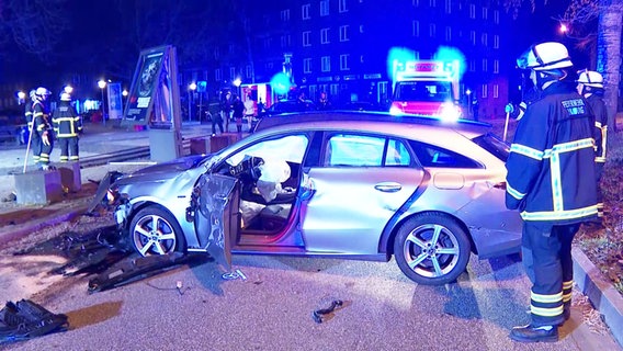 Ein durch einen Unfall beschädigtes Auto © TV News Kontor 