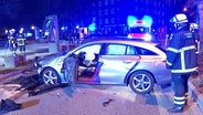 Ein durch einen Unfall beschädigtes Auto © TV News Kontor 