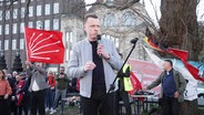 SPD-Bundestagsabgeordneter Adis Ahmetovic hält eine Ansprache auf einer Demo. © Screenshot 