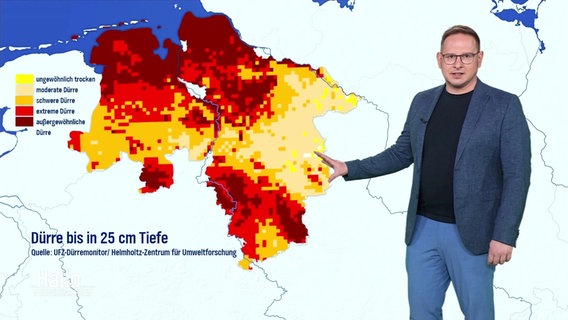 Wetterexperte Stefan Laps zeigt auf eine Karte Niedersachsens, in der Dürregebiete farblich eingezeichnet sind. © Screenshot 