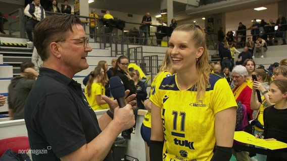 Volleyballerin Anne Hölzig vom SSC Palmberg Schwerin gibt nach dem Spiel ein Interview. © Screenshot 