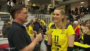 Volleyballerin Anne Hölzig vom SSC Palmberg Schwerin gibt nach dem Spiel ein Interview. © Screenshot 