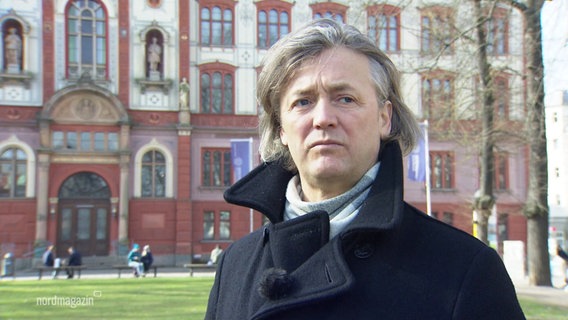 Dr. Heinrich Prophet vor dem Universitätsgebäude in Rostock. © Screenshot 