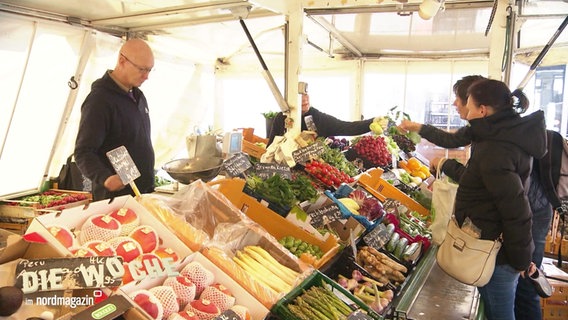 Ein Gemüsestand auf einem Wochenmarkt © Screenshot 