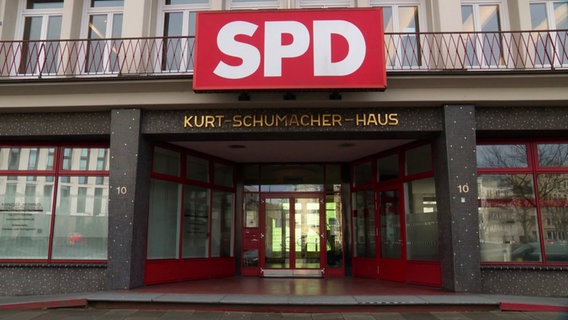 Logo der SPD am Kurt-Schumacher-Haus in Hamburg © Screenshot 