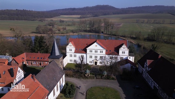 Blick auf ein historisches Schloss an einem See © Screenshot 