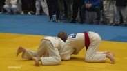 Zwei jüngere Judoka liegen ringend am Mattenboden. © Screenshot 