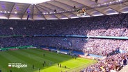 Das prall gefüllte Hamburger Volksparkstadion bei Sonnenschein. © Screenshot 