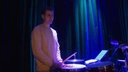 Percussionist Alexej Gerassime auf der Bühne. © Screenshot 