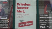 Auf einem Plakat der Linken steht "Frieden kostet Mut, Krieg kostet Leben". © Screenshot 