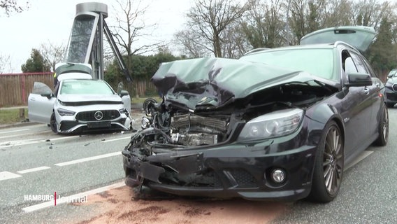 Zwei stark beschädigte Autos stehen auf einer Straße. © Screenshot 