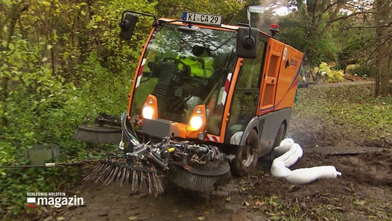 Ein im Schlamm feststeckendes Kehrfahrzeug wird mithilfe einer Seilwinde geborgen. © Screenshot 