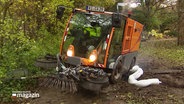 Ein im Schlamm feststeckendes Kehrfahrzeug wird mithilfe einer Seilwinde geborgen. © Screenshot 