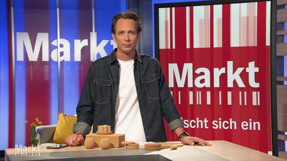 Jo Hiller modeeriert Markt. Vor ihm auf dem Studiotisch liegen Produkte aus Kork. © Screenshot 