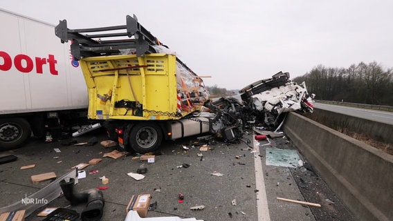 Ineinander verkeilte LKW-Wracks auf der Autobahn © Screenshot 