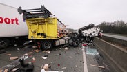 Ineinander verkeilte LKW-Wracks auf der Autobahn © Screenshot 