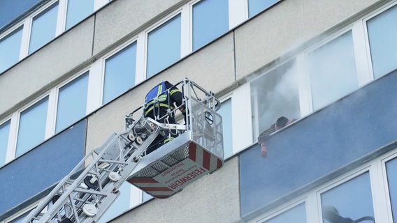 Während des praktischen Teils der Ausbildung zum Zug- und Verbandsführer wird in Neubrandenburg in einem leerstehenden Hochhaus ein Brand simuliert. © Screenshot 