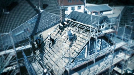 Dachdecker bei der Arbeit. © Screenshot 