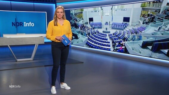 Julia Möcklinghoff moderiert NDR Info. © Screenshot 