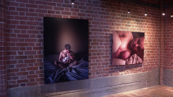 Exemplare der Fotoausstellung in Hannover. © Screenshot 