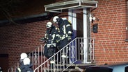 Zwei Feuerwehrmänner gehen eine Treppe runter. © Screenshot 