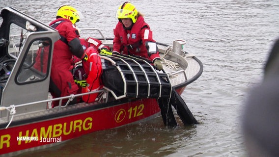 Helfer üben Wasserrettung im Hamburger Hafen. © Screenshot 