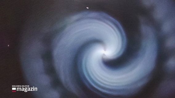 Eine Blaue Spirale am Nachthimmel. © Screenshot 