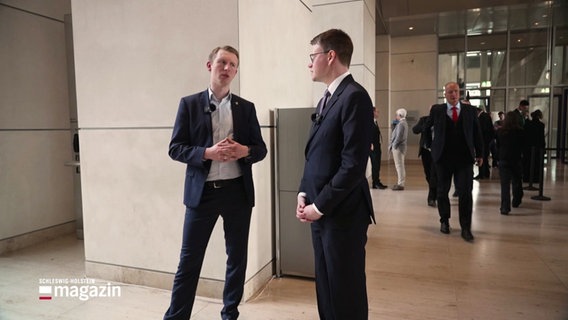 Zwei junge Politiker im Gespräch im Bundestag in Berlin. © Screenshot 