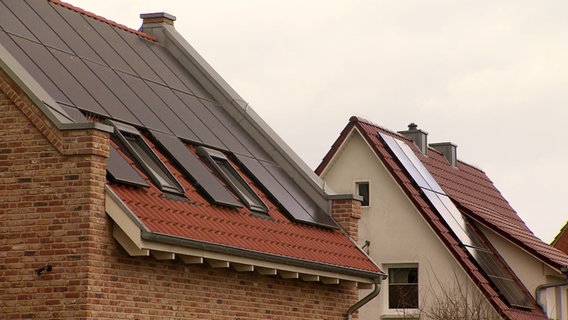 Zwei Häuser mit Photovoltaik-Anlagen auf dem Dach. © Screenshot 