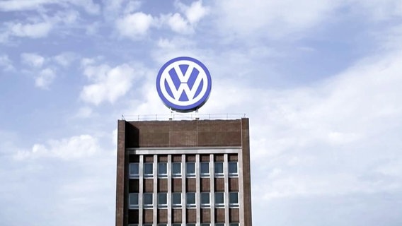 Szenenfoto aus Zapp zeigt das VW-Symbol auf einem Hochhaus  