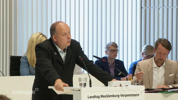 Henning Foerster spricht im Schweriner Landtag.  